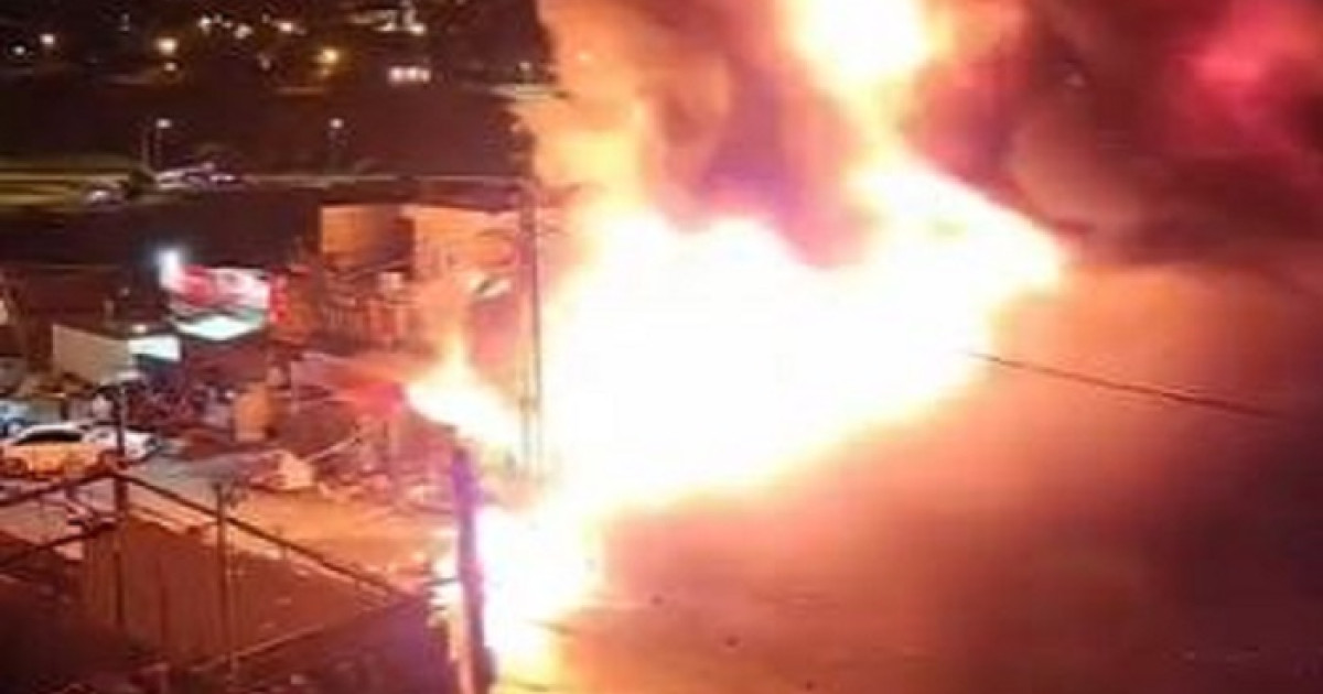 القدس: الاحتلال يتسبب باندلاع حريق في محال تجارية بصور باهر