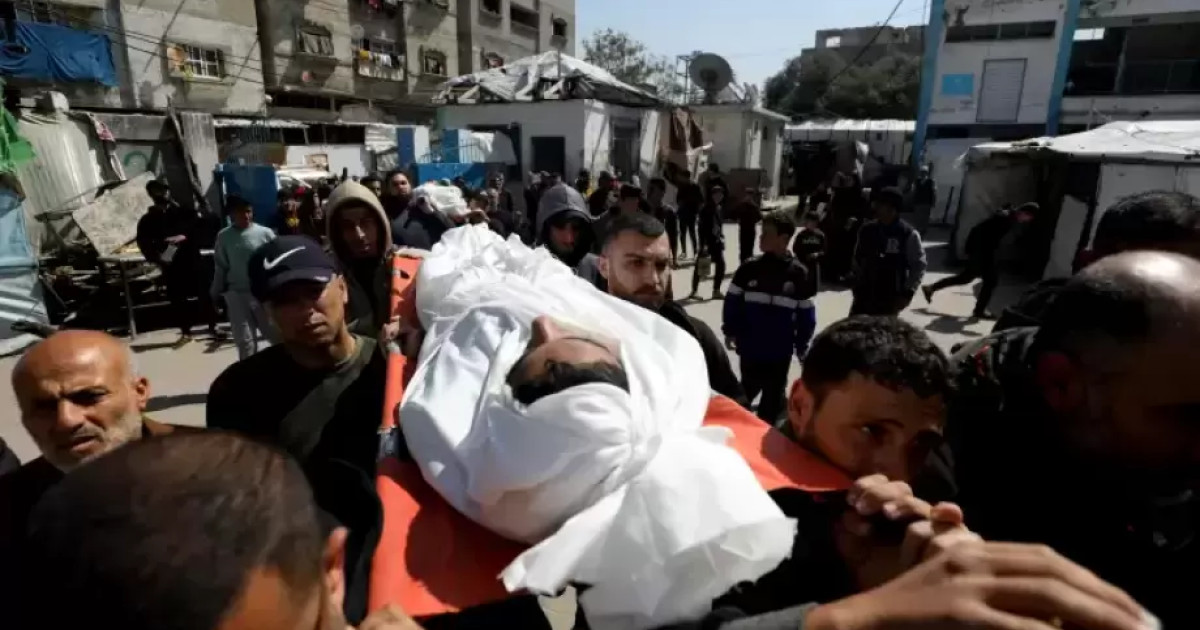 شهيد ومصابون جراء استهداف طائرات الاحتلال خيمة نازحين في دير البلح