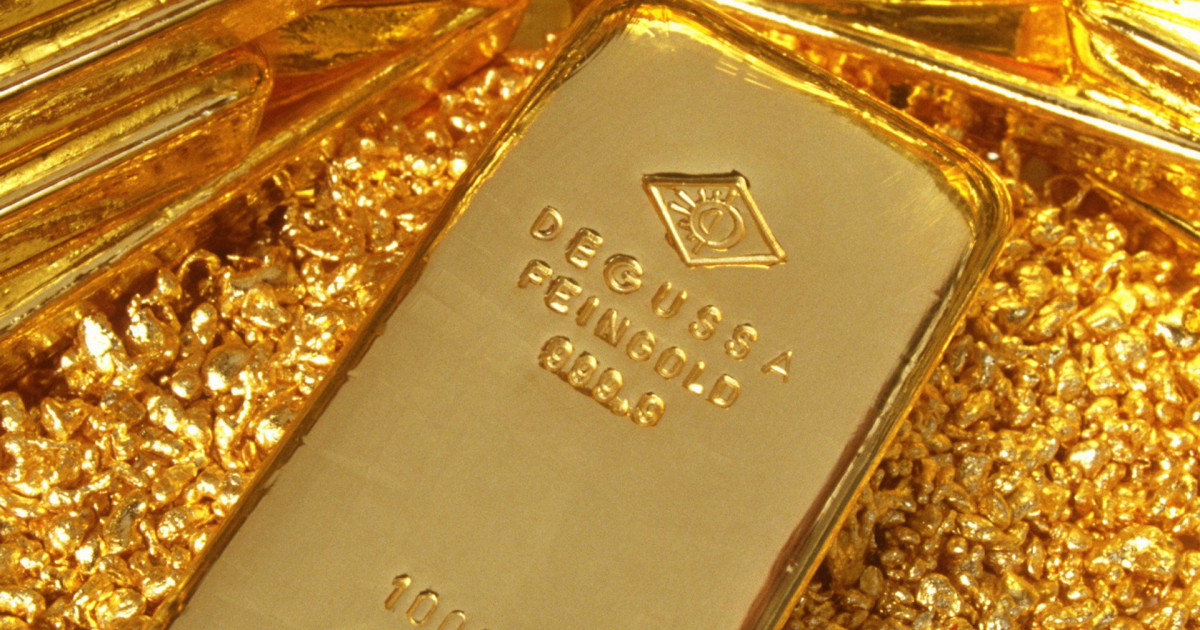 الذهب يتراجع عالميا والنفط يرتفع بأكثر من 2%