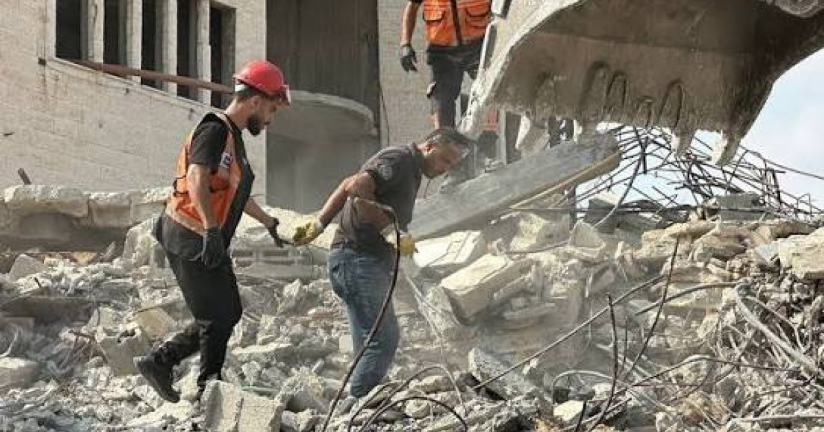 انتشال رفات 55 شهيًدا من تحت أنقاض منزل بغزة