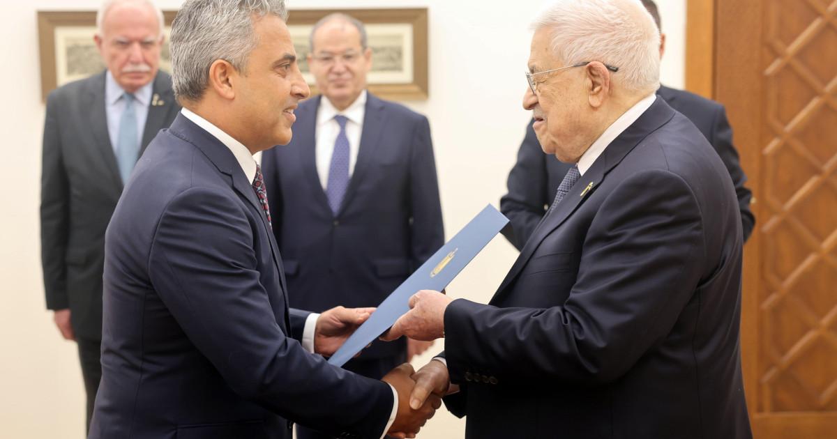 الرئيس عباس يتسلم أوراق اعتماد سفير جمهورية مصر  لدى دولة فلسطين